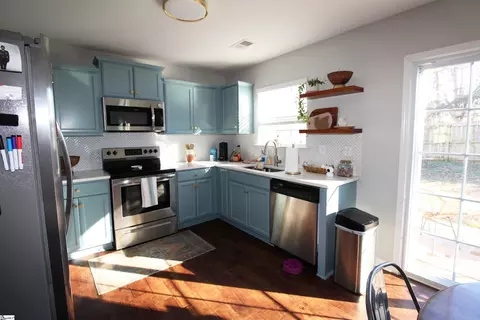 Kitchen - 811 Markham Cir, Moore, SC 29369 photo 3 of 5