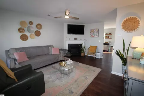 Living - 811 Markham Cir, Moore, SC 29369 photo 1 of 2