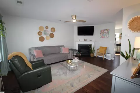 Living - 811 Markham Cir, Moore, SC 29369 photo 2 of 2