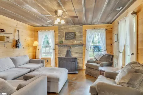 Living - 389 Mt Pleasant Rd, Westminster, SC 29693 photo 1 of 2