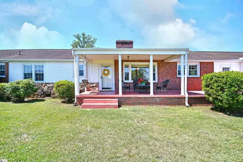 10 Sulphur Springs Dr, Greenville, SC 29617