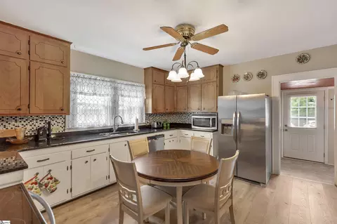 712 W Main St, Easley, SC 29640 photo 4