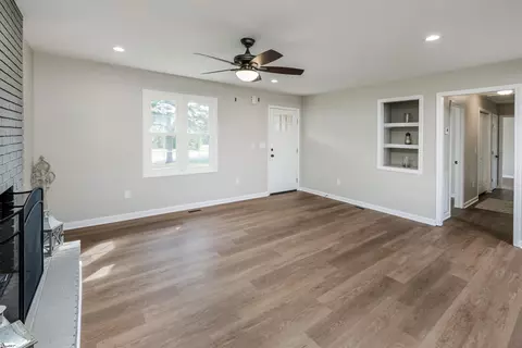 Living - 7 Lisa Dr, Williamston, SC 29697 photo 2 of 4