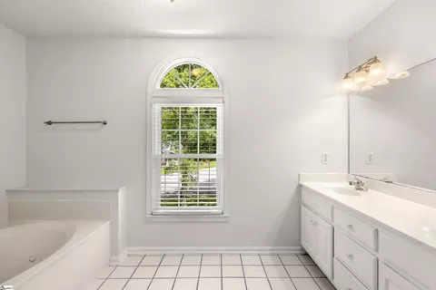 Bath - 607 Shadow Oaks Dr, Easley, SC 29642 photo 2 of 7