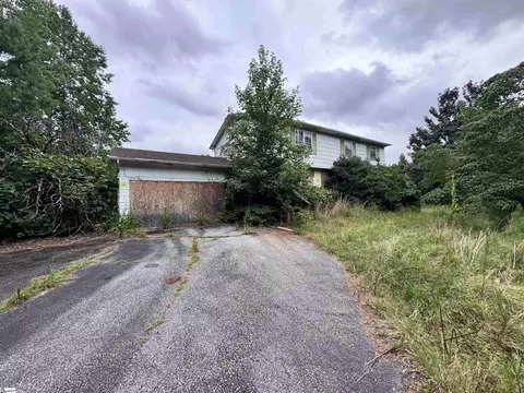 401 Center Dr, Taylors, SC 29687