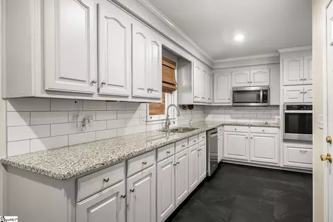 Kitchen - 4 River Dr, Williamston, SC 29697 photo 2 of 4