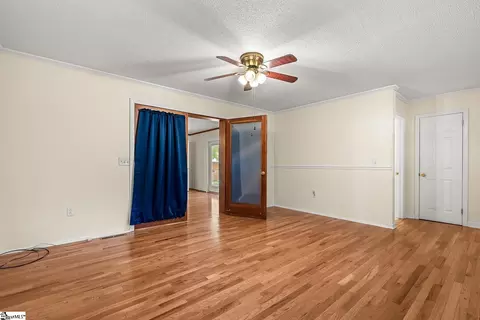 Living - 4 River Dr, Williamston, SC 29697 photo 6 of 10