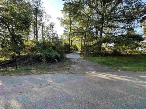 144 Yvonne Dr, Six Mile, SC 29682