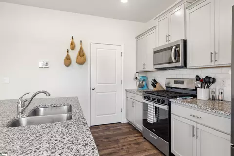 Kitchen - 28 Oak Edge Ln, Greer, SC 29651 photo 3 of 4