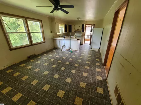 Living - 200 Morris St, Central, SC 29630 photo 1 of 3