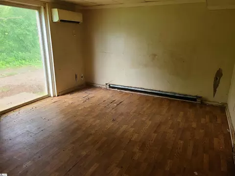 Living - 200 Morris St, Central, SC 29630 photo 3 of 3