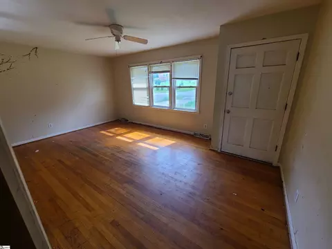 Living - 200 Morris St, Central, SC 29630 photo 2 of 3