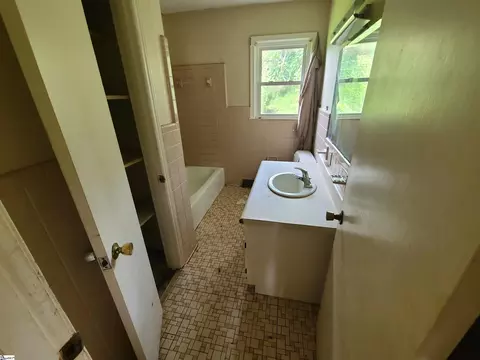 Bath - 200 Morris St, Central, SC 29630 photo 1 of 2