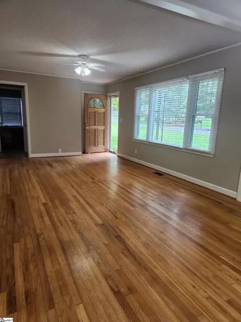 Living - 908 Chester Cir, Pendleton, SC 29670 photo 3 of 4