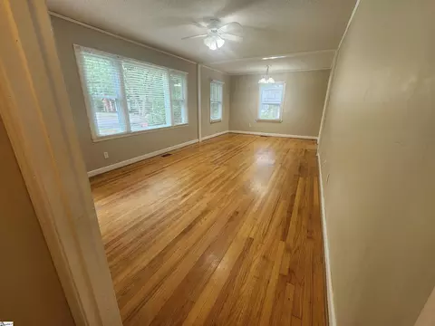 Living - 908 Chester Cir, Pendleton, SC 29670 photo 2 of 4