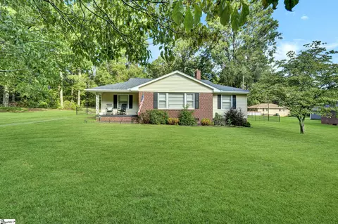 107 Forest Dr, Laurens, SC 29360