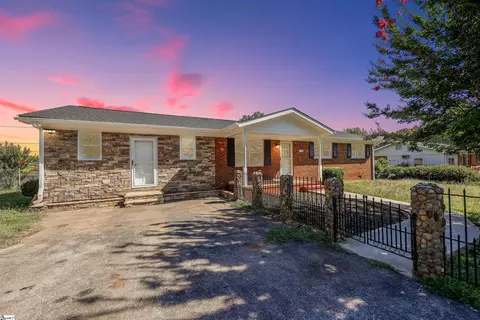 215 Scenic Cir, Boiling Springs, SC 29316