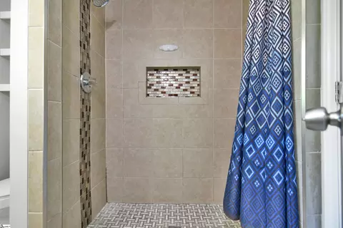 Bath - 138 Ashdown Dr, Simpsonville, SC 29680 photo 2 of 4