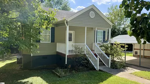 11 Center St, Taylors, SC 29687