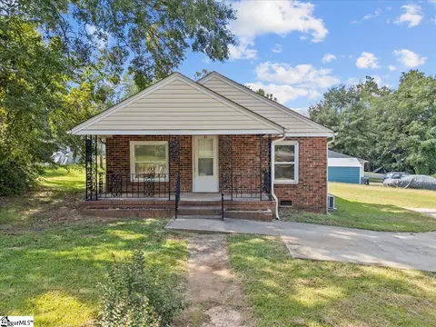 61 Carver St, Wellford, SC 29385