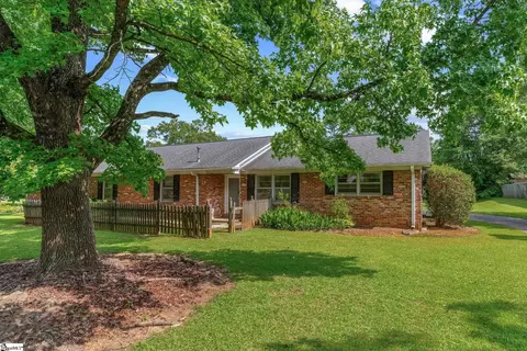 213 Knollwood Dr, Spartanburg, SC 29301