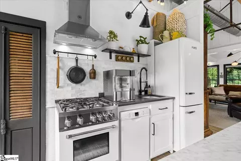 Kitchen - 730 Ruby Ln, Walhalla, SC 29691 photo 3 of 4