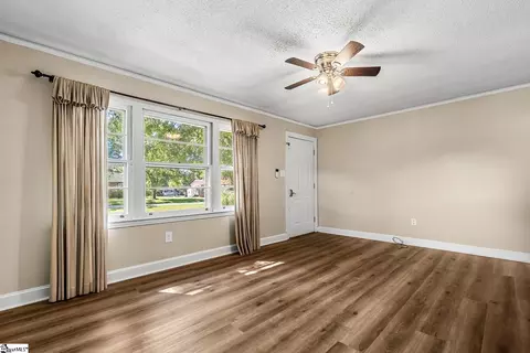 Living - 511 Corning St, Anderson, SC 29624 photo 2 of 6