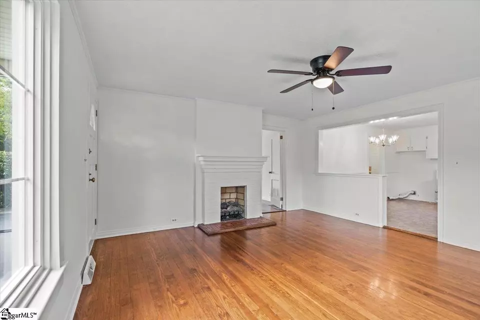 Living - 57 Allen St, Greenville, SC 29605 photo 1 of 3