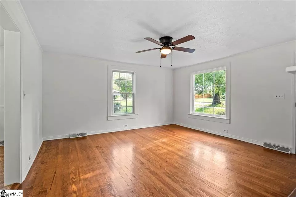 Living - 57 Allen St, Greenville, SC 29605 photo 2 of 3