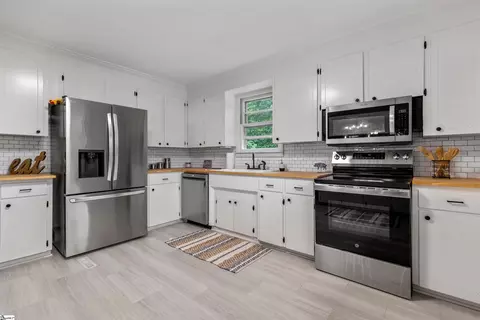 Kitchen - 17 E Summit Dr, Ware Shoals, SC 29692 photo 4 of 5
