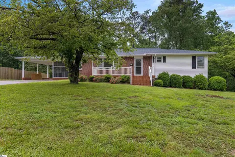 17 E Summit Dr, Ware Shoals, SC 29692
