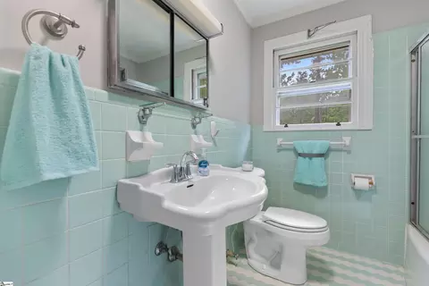 Bath - 17 E Summit Dr, Ware Shoals, SC 29692 photo 4 of 5