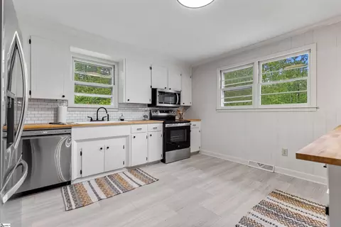Kitchen - 17 E Summit Dr, Ware Shoals, SC 29692 photo 5 of 5