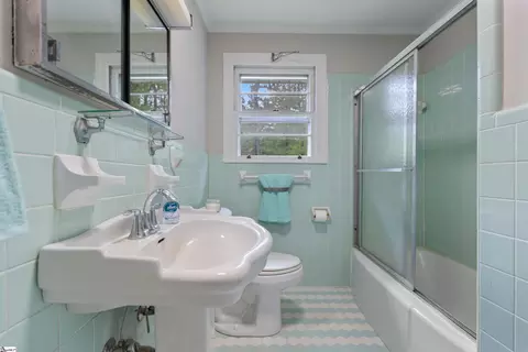 Bath - 17 E Summit Dr, Ware Shoals, SC 29692 photo 3 of 5