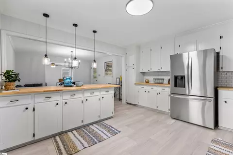 Kitchen - 17 E Summit Dr, Ware Shoals, SC 29692 photo 3 of 5
