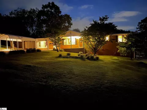 121 Parkdale Dr, Greenville, SC 29611