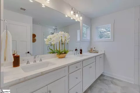 Bath - 201 Green St, Greer, SC 29650 photo 3 of 4