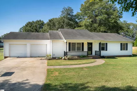 112 Wells Dr, Boiling Springs, SC 29316