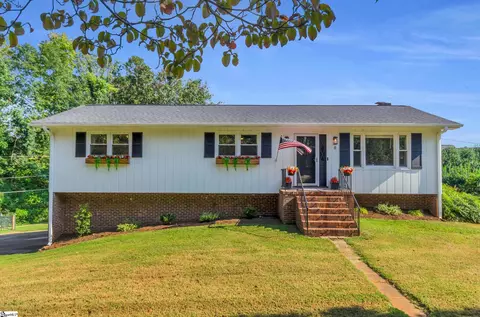 8 Knoll Cir, Greenville, SC 29609