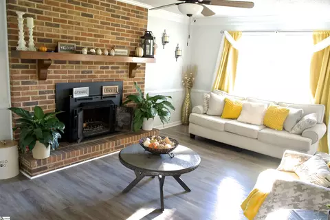 Living - 126 Jay Cir, Moore, SC 29369 photo 2 of 3