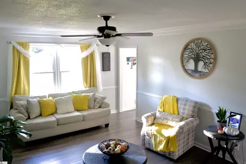 Living - 126 Jay Cir, Moore, SC 29369 photo 3 of 3