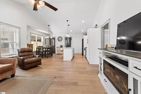 301 Shadybrook Dr, Walhalla, SC 29691 photo 5