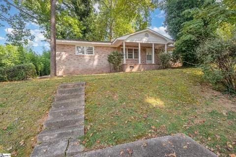 572 Wildwood Dr, Spartanburg, SC 29306