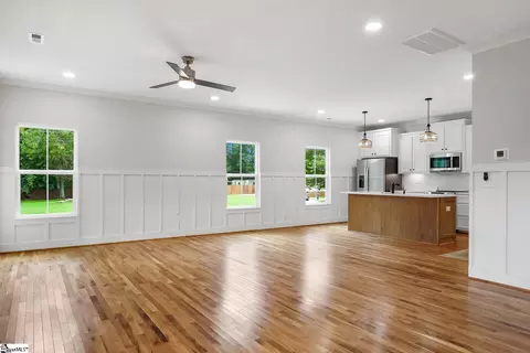 Living - 504 E Main St, Pendleton, SC 29670 photo 2 of 4