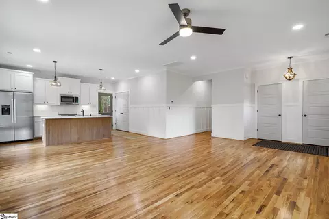 Living - 504 E Main St, Pendleton, SC 29670 photo 3 of 4