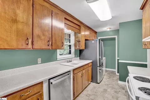 Kitchen - 104 Mitchell St, Laurens, SC 29360 photo 4 of 5