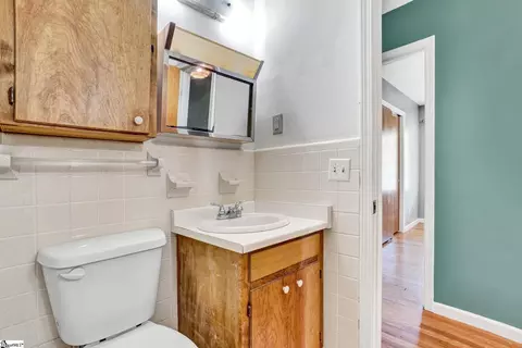 Bath - 104 Mitchell St, Laurens, SC 29360 photo 2 of 4