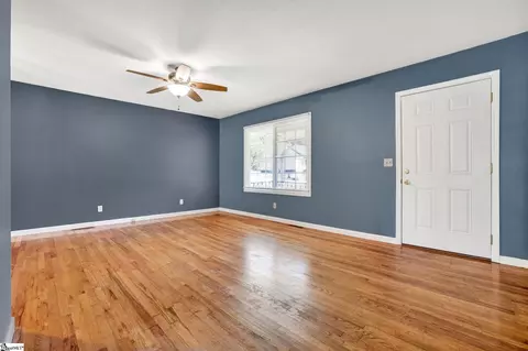 Living - 104 Mitchell St, Laurens, SC 29360 photo 2 of 7