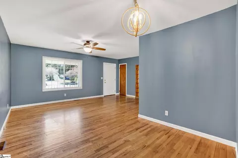 Living - 104 Mitchell St, Laurens, SC 29360 photo 6 of 7
