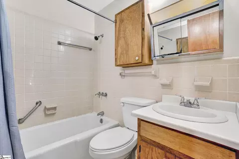Bath - 104 Mitchell St, Laurens, SC 29360 photo 1 of 4